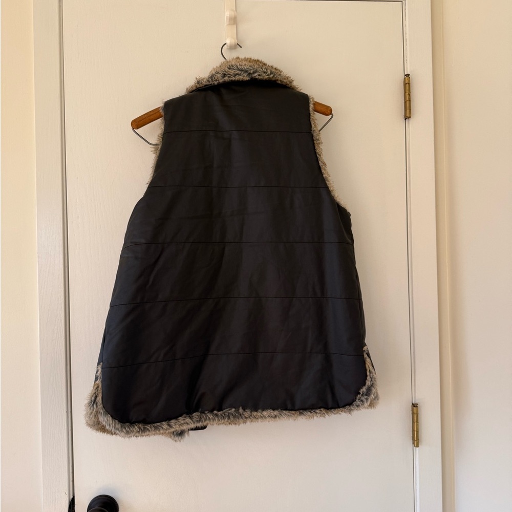 Tuckernuck Black Vest with Brown Fur Trim - Picture 9 of 9